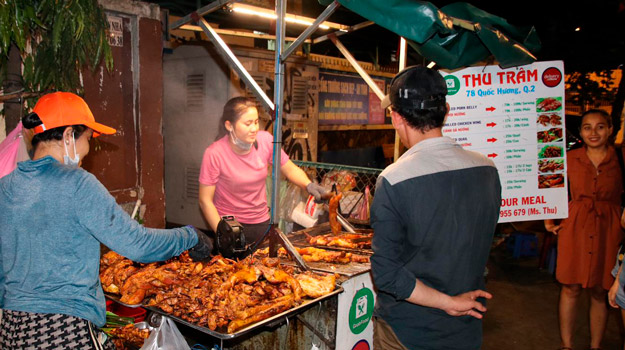 thu-tram-grill-customers-78-quoc-huong-thao-dien-street-food | Vietnamese Street Food in Thao Dien