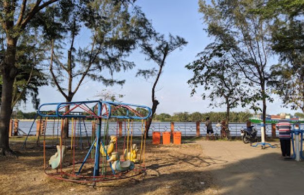 Thao-Dien-Park_middle | Picnic Spots in Thao Dien – a Great Opportunity For Family Bonding
